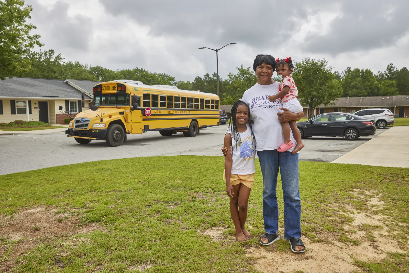 Familia posando frente a un autobús escolar