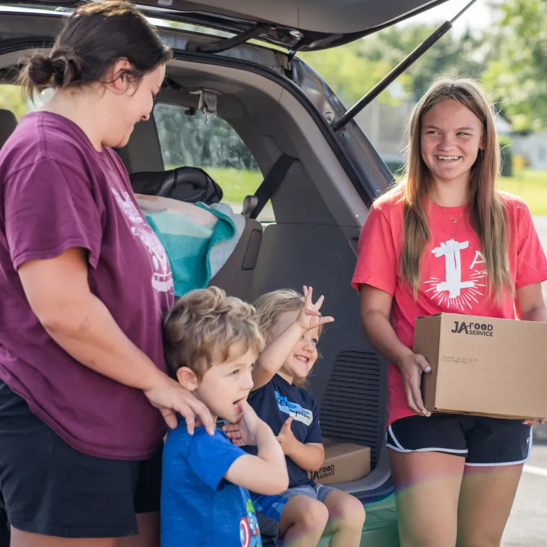 Volunteers handing out meals in the summertime