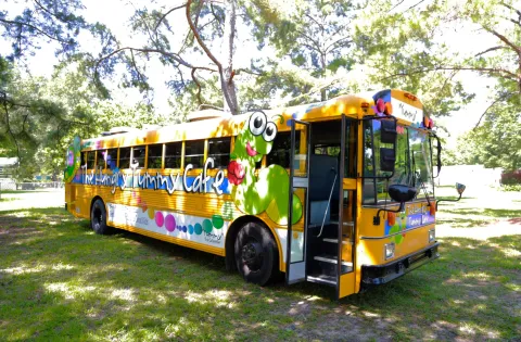 hungry yummy cafe bus