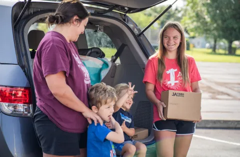 Volunteers handing out meals in the summertime